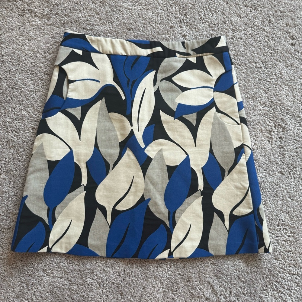 J McLaughlin Blue and Cream Leaf Print Skirt Size 8